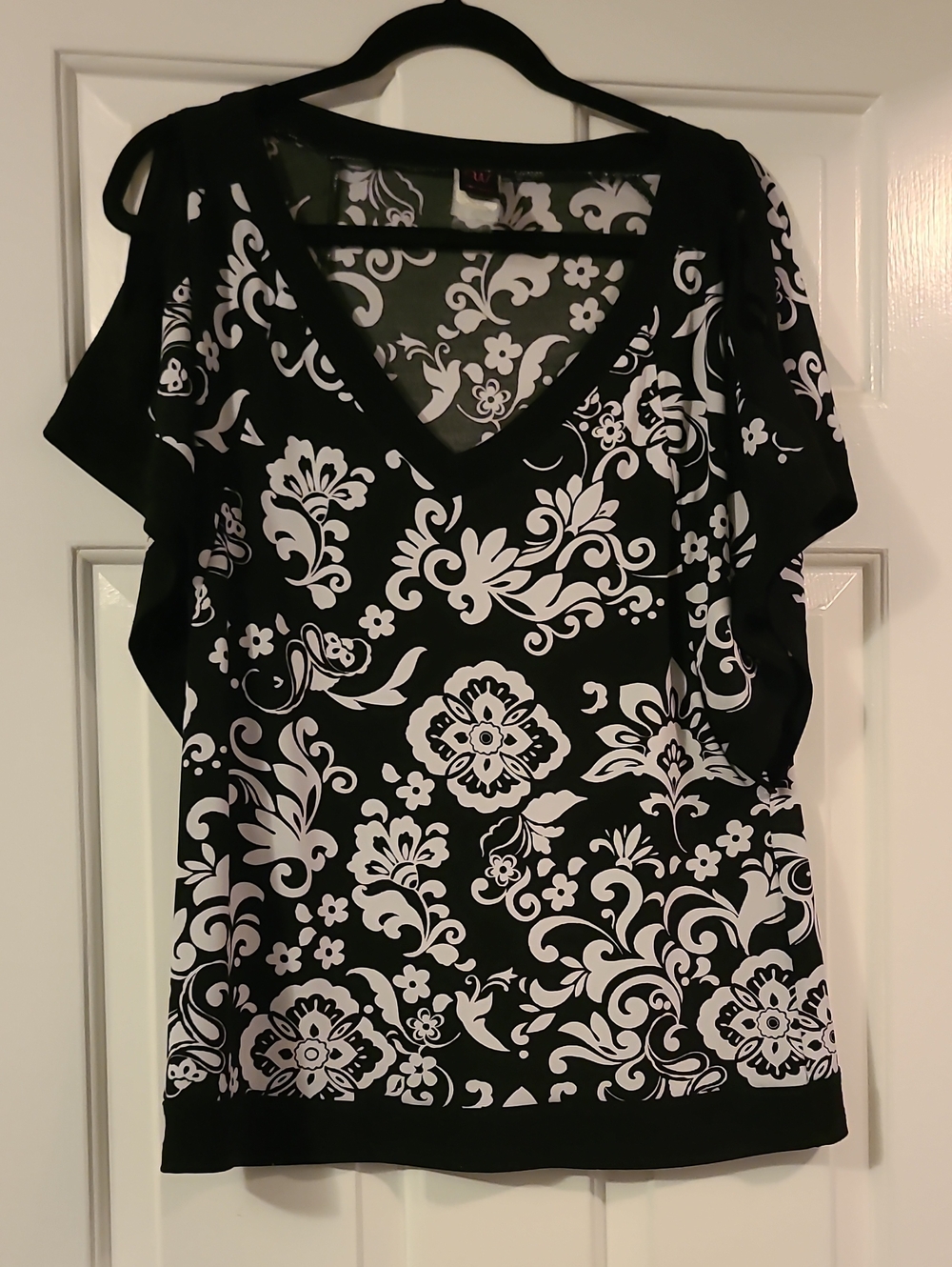 Wrapper Black & White Floral V-Neck Flutter Sleeve Blouse - Size L